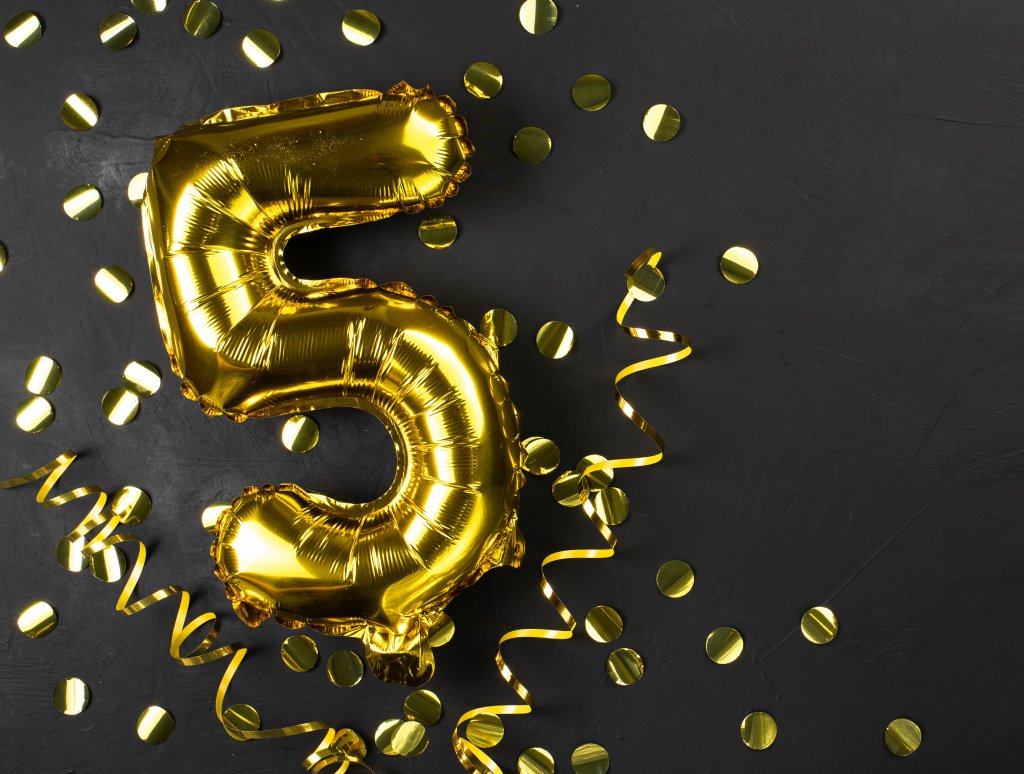 gold foil balloon number five or fifth.Birthday greeting card with inscription 5.Black concrete background. Celebrating the anniversary. Banner. gold foil balloon number five or fifth.Birthday greeting card with inscription 5.Black concrete background. Celebrating the anniversary. Banner. copy space